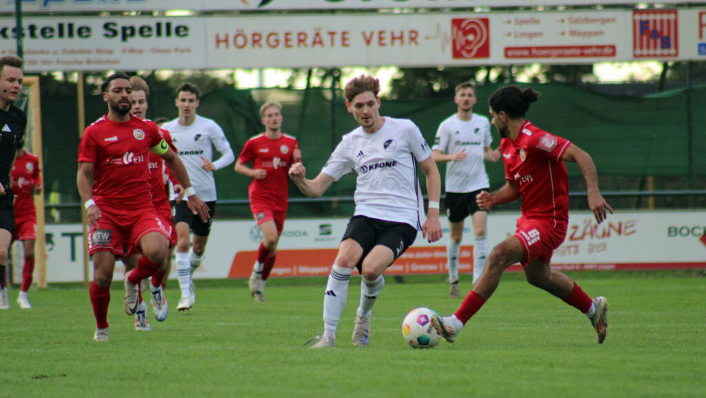 Szene vom Duell in der Hinserie - am Ball ist Steffen Wranik