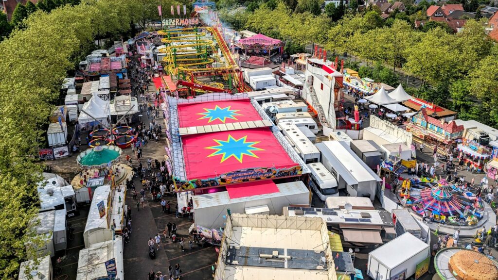 Bunte Fahrgeschäfte und Superhelden – Die Maikirmes in Nordhorn kehrt zurück