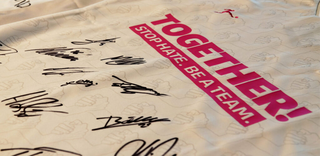 SC Paderborn 07 versteigert signiertes Trikot und Spielball für den guten Zweck