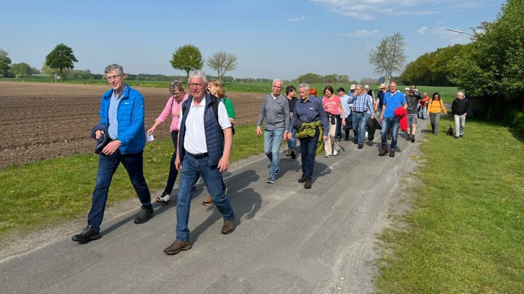 Fröhlicher Maiauftakt in Haselünne – Wanderung und Maibaumsetzen locken ins Freilichtmuseum
