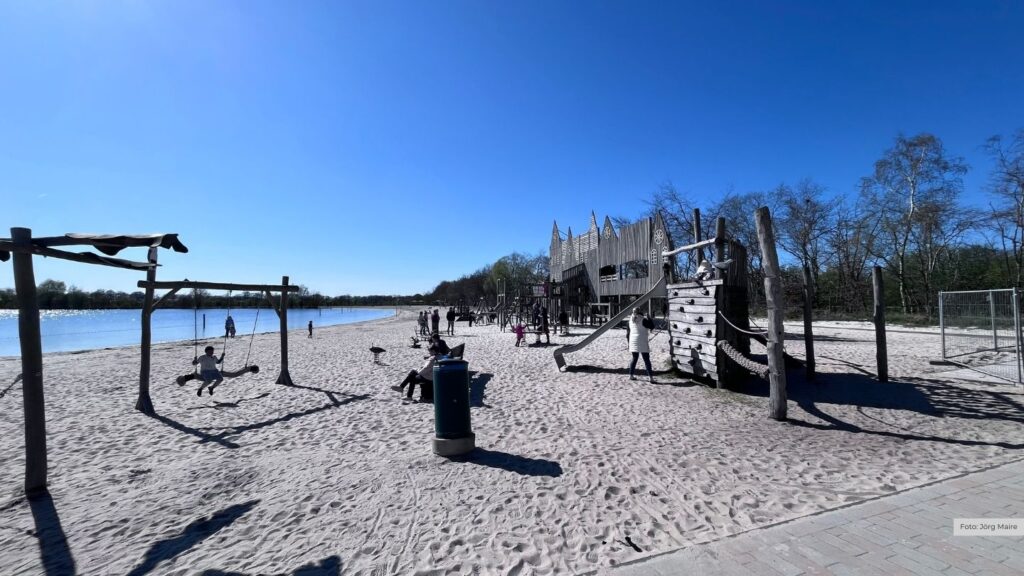 Frühlingsspaziergang mit Familie am Lohner See