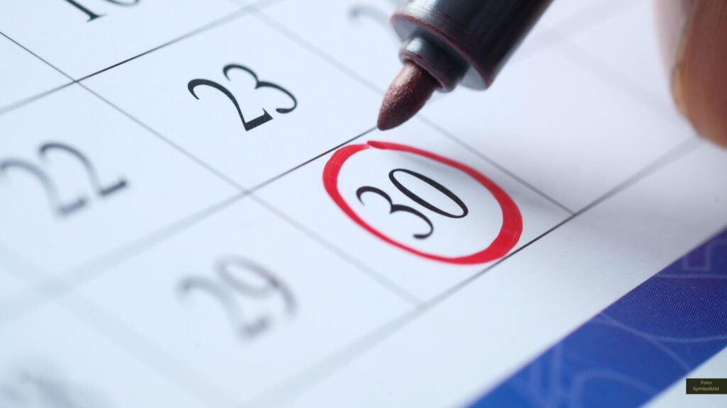 Kalendertag 30 mit rotem Kreis markiert, Stift zeigt darauf. Bedeutungsvoller Termin oder Frist hervorgehoben.