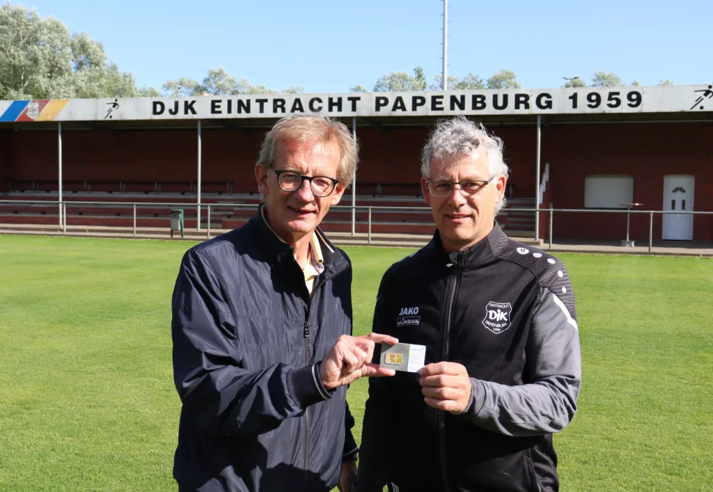 DJK Eintracht Papenburg jubelt: Heinz Schulte gewinnt Goldbarren bei der Emsland Sport Tombola