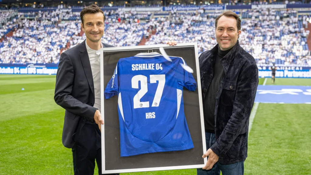 Verlängerung mit Herz: HRS bleibt Trainingskit-Partner des FC Schalke 04