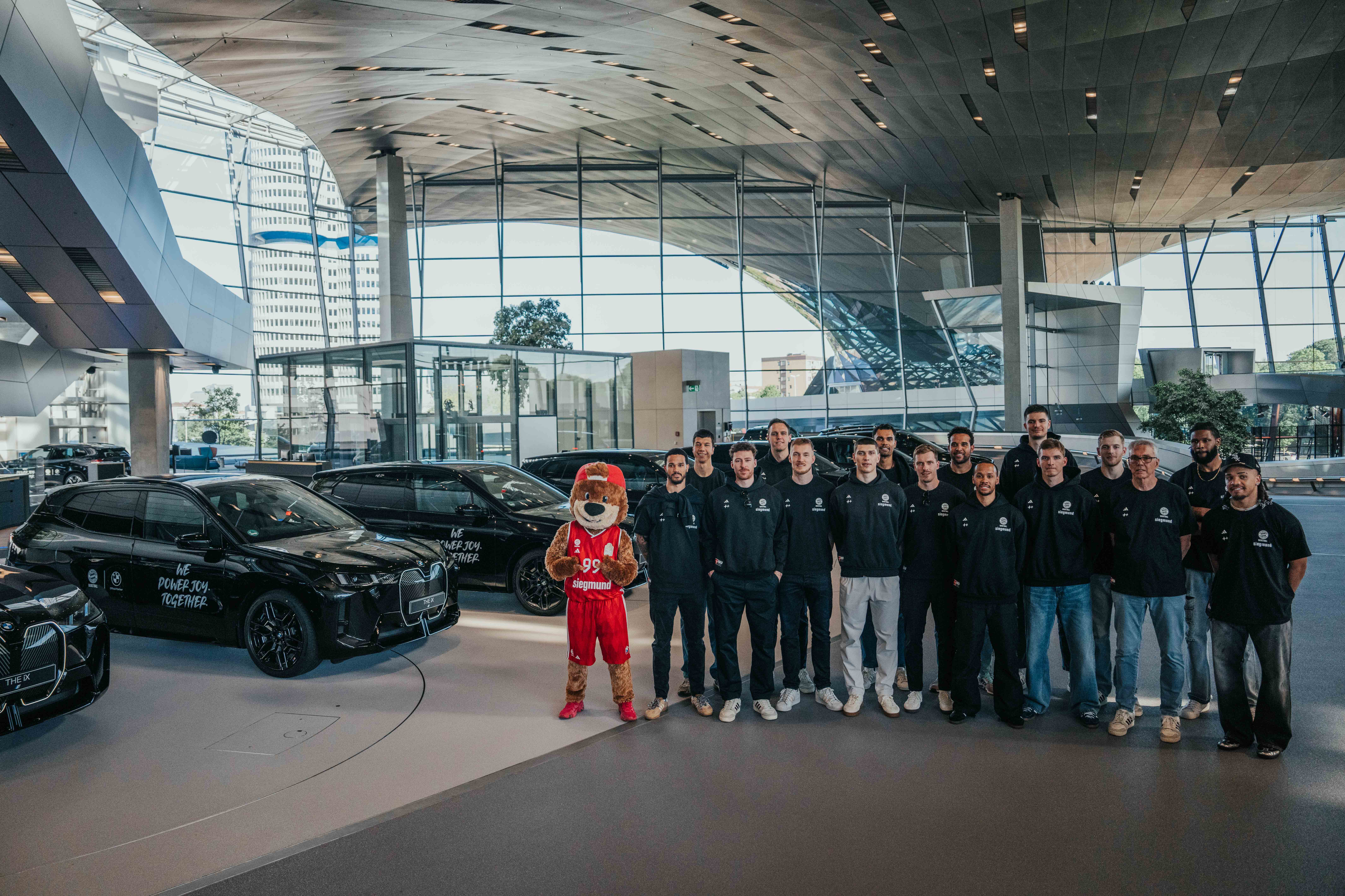 FC Bayern Basketball fährt jetzt vollelektrisch – BMW übergibt iX-Flotte in München
