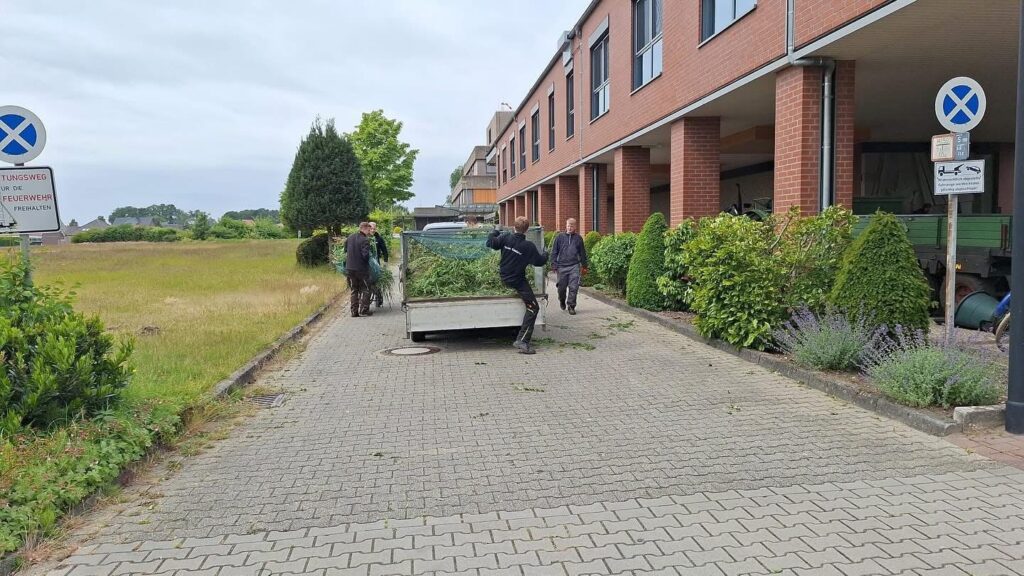 Gemeinsam für Thuine – Landjugend übernimmt Gartenpflege am Elisabeth-Krankenhaus