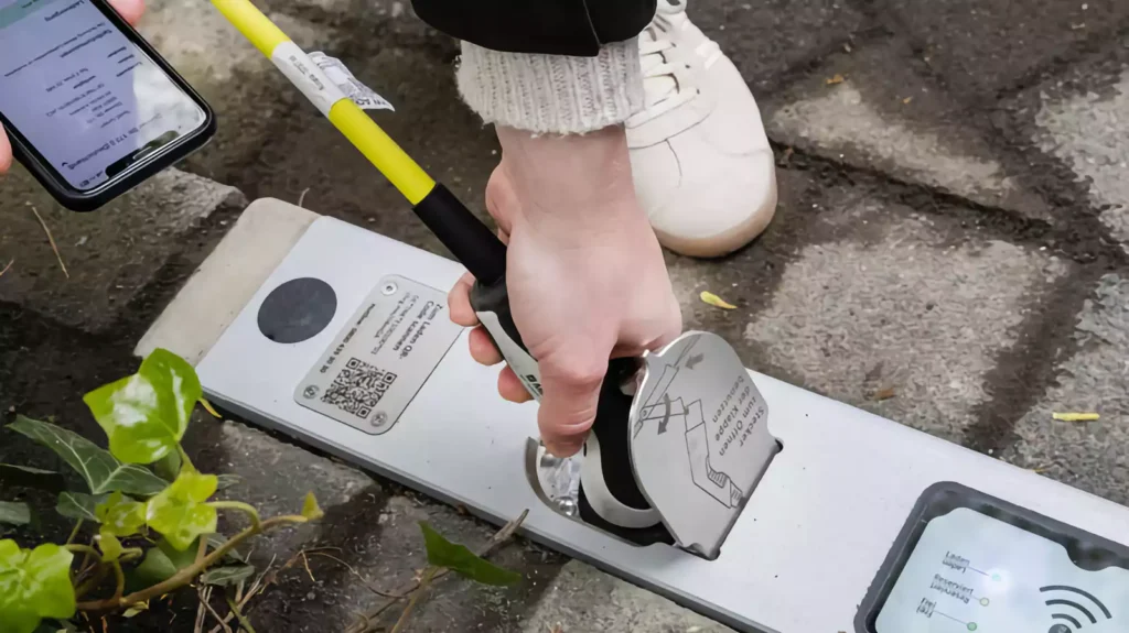 Ladebordstein von Rheinmetall: E-Autos laden künftig direkt am Straßenrand