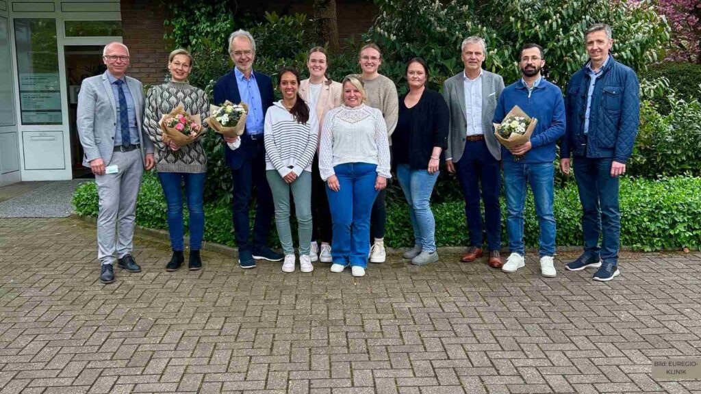 v.l.: Michael Kamp, PD Dr. Friederike Cordes, Dr. Michael Linnemann, Praxisteam, Ralf Brinkmann, Ahmed Jeyawi und PD Dr. Konrad Schoppmeyer