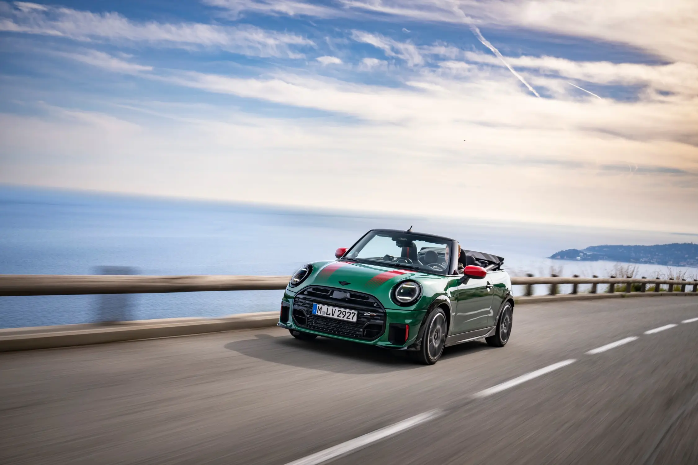 Frischer Wind für den Sommer: Das neue MINI John Cooper Works Cabrio überzeugt mit Stil und Leistung