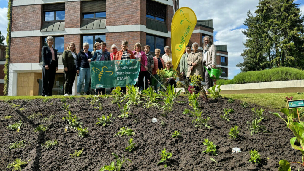 Klimafreundliches Blühsignal: Landfrauen bepflanzen Beet vor dem Kreishaus Nordhorn