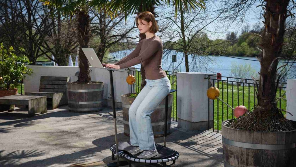 Bewegung im Büroalltag: Das Standpolin bringt Aktivität an den Arbeitsplatz – auch im Freien