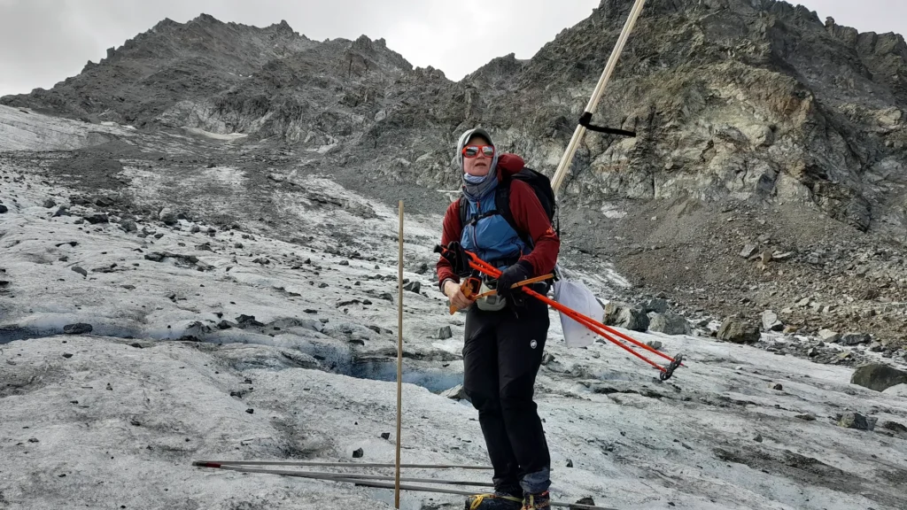 Wenn Gletscher dunkler werden: Wie Forscherinnen den Eisverlust sichtbar machen