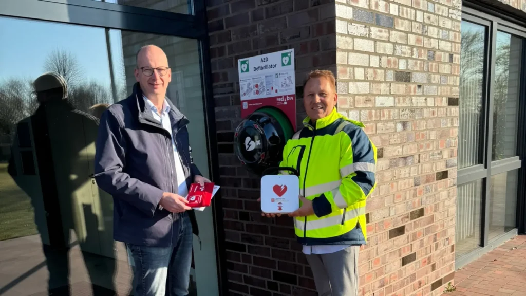 Rhede (Ems) – Zwei neue Defibrillatoren sorgen für mehr Sicherheit im Gemeindegebiet