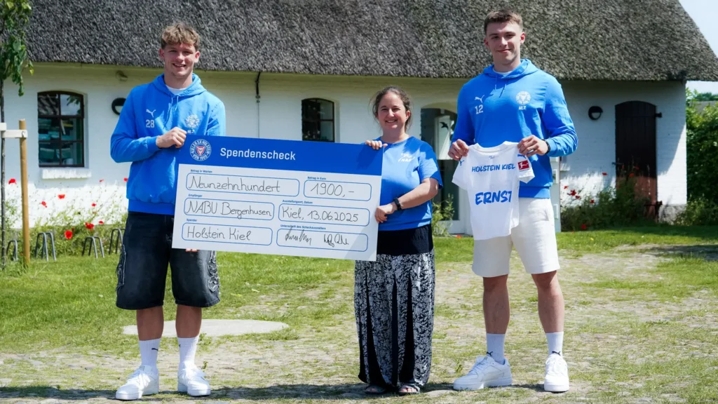 Holstein Kiel engagiert sich für den Artenschutz: Jungstorch „Ernst“ erhält Trikot und Namen von Fans