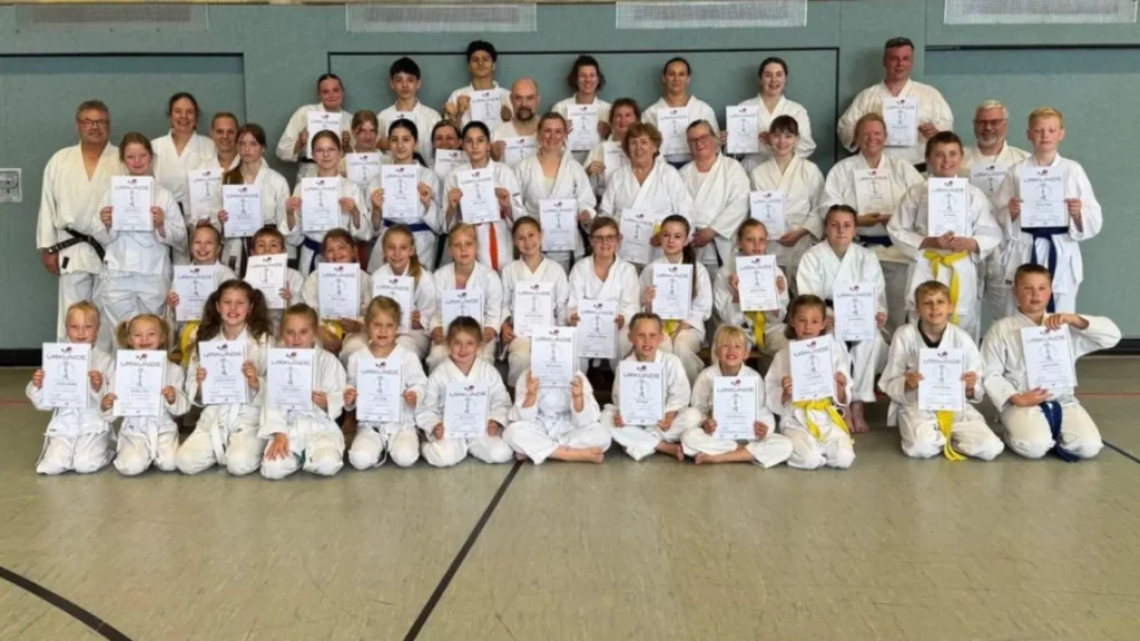 49 Karateka aus dem Emsland bestehen Kyu-Prüfungen in Papenburg