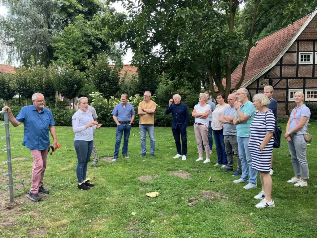 Lingen: Theologische Weinprobe im ersten Weinberg der Stadt