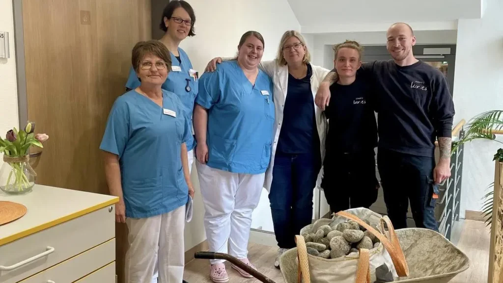 Abschied mit Würde: Bonifatius Hospital Lingen pflegt berührendes Ritual mit gestalteten Kieselsteinen
