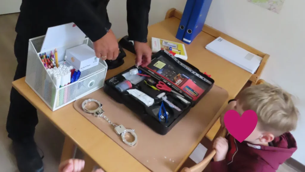 Kleine Spürnasen unterwegs – Kindergarten „Wirbelwind“ zu Besuch bei der Polizei in Nordhorn