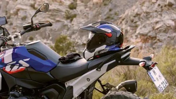 BMW Motorrad stellt neuen Enduro-Helm und Kommunikationssystem vor