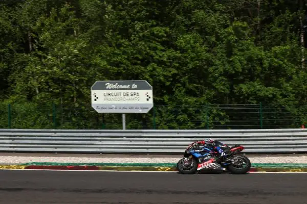 BMW M 1000 RR glänzt bei Rennen in Spa und auf der Isle of Man