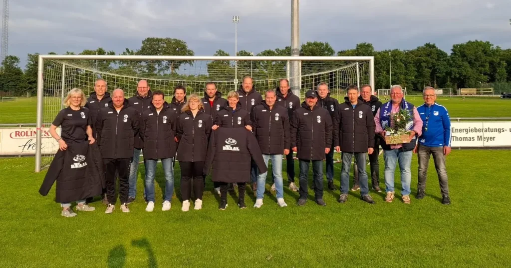 Neue Ausrüstung für Jugendtrainer – Fortuna Beesten dankt lokalem Sponsor