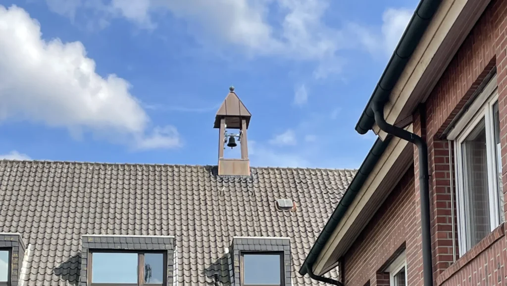 Ein Zeichen der Erinnerung: Rathausglocke in Geeste läutet wieder