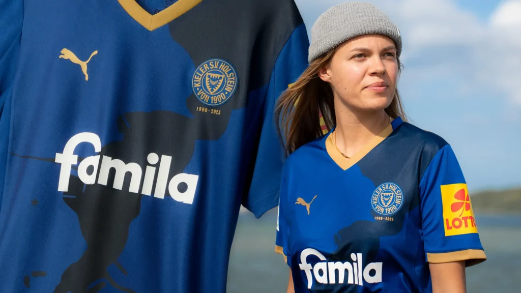 Maritim, golden, einzigartig: Holstein Kiel präsentiert Jubiläumstrikot 2025/26