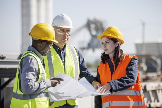 Fachkräftemangel trotz Flaute: Ingenieurmonitor zeigt Engpässe – Frauenanteil steigt
