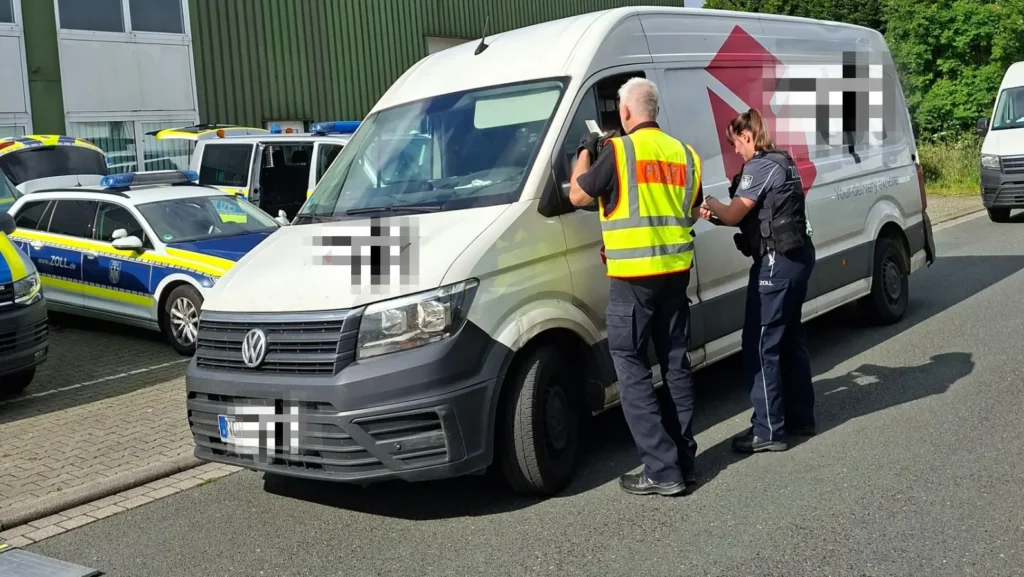 Großkontrolle in Bad Bentheim: Polizei und Zoll stellen zahlreiche Mängel bei Lieferfahrzeugen fest