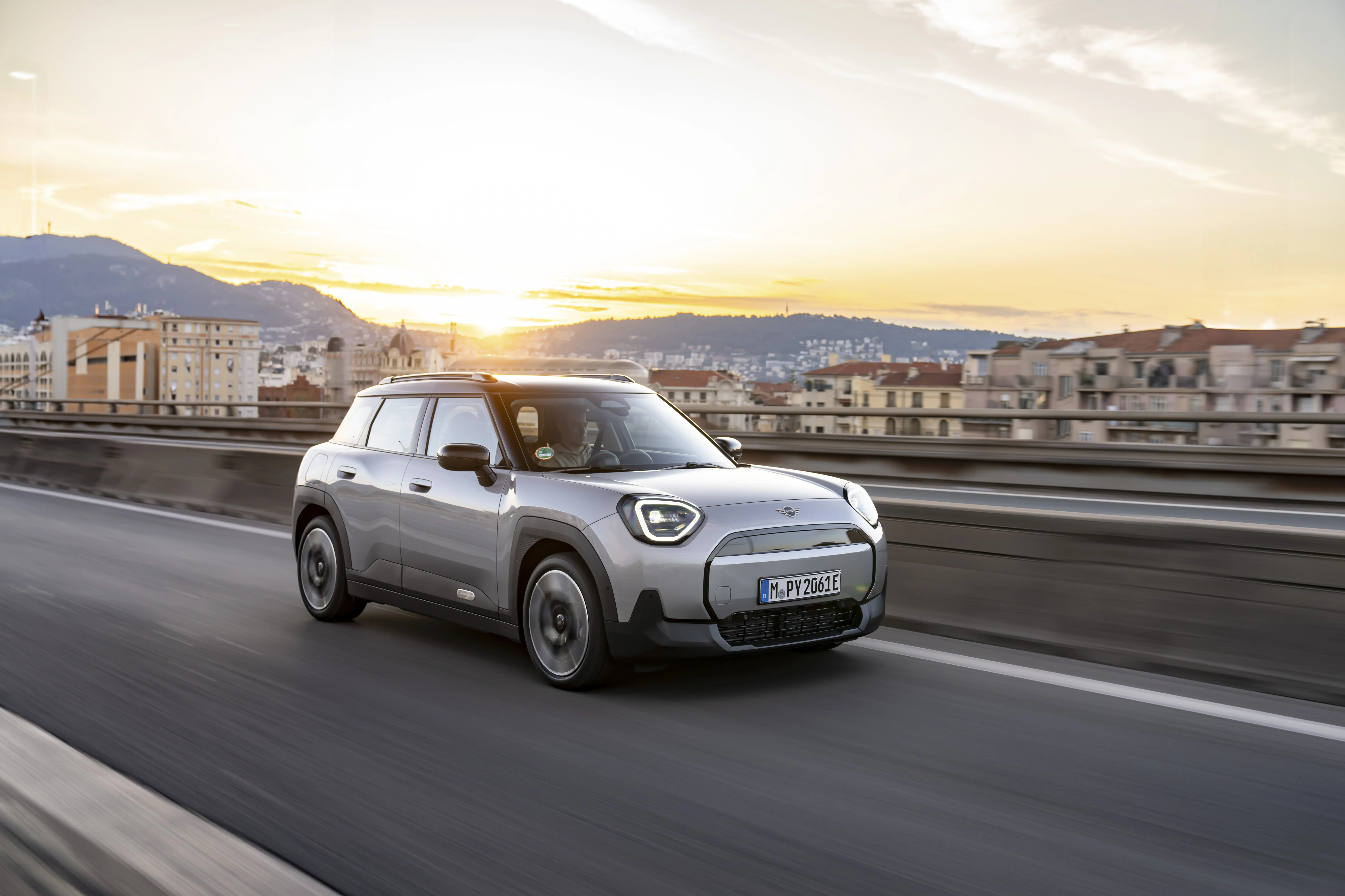Elektrischer Fahrspaß für Stadt und Land: Der neue MINI Aceman E startet durch