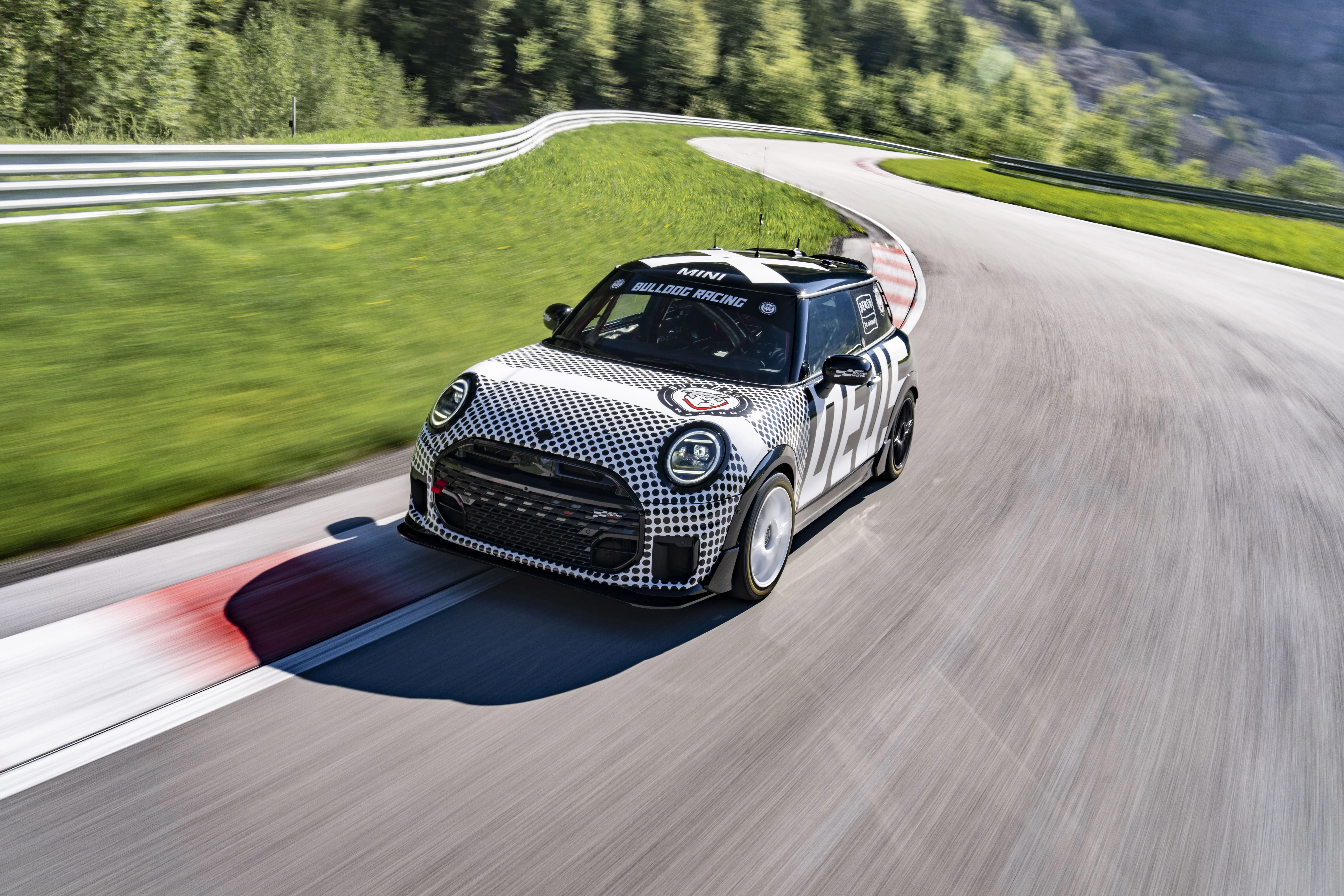 MINI John Cooper Works und Bulldog Racing bereit für 24-Stunden-Rennen
