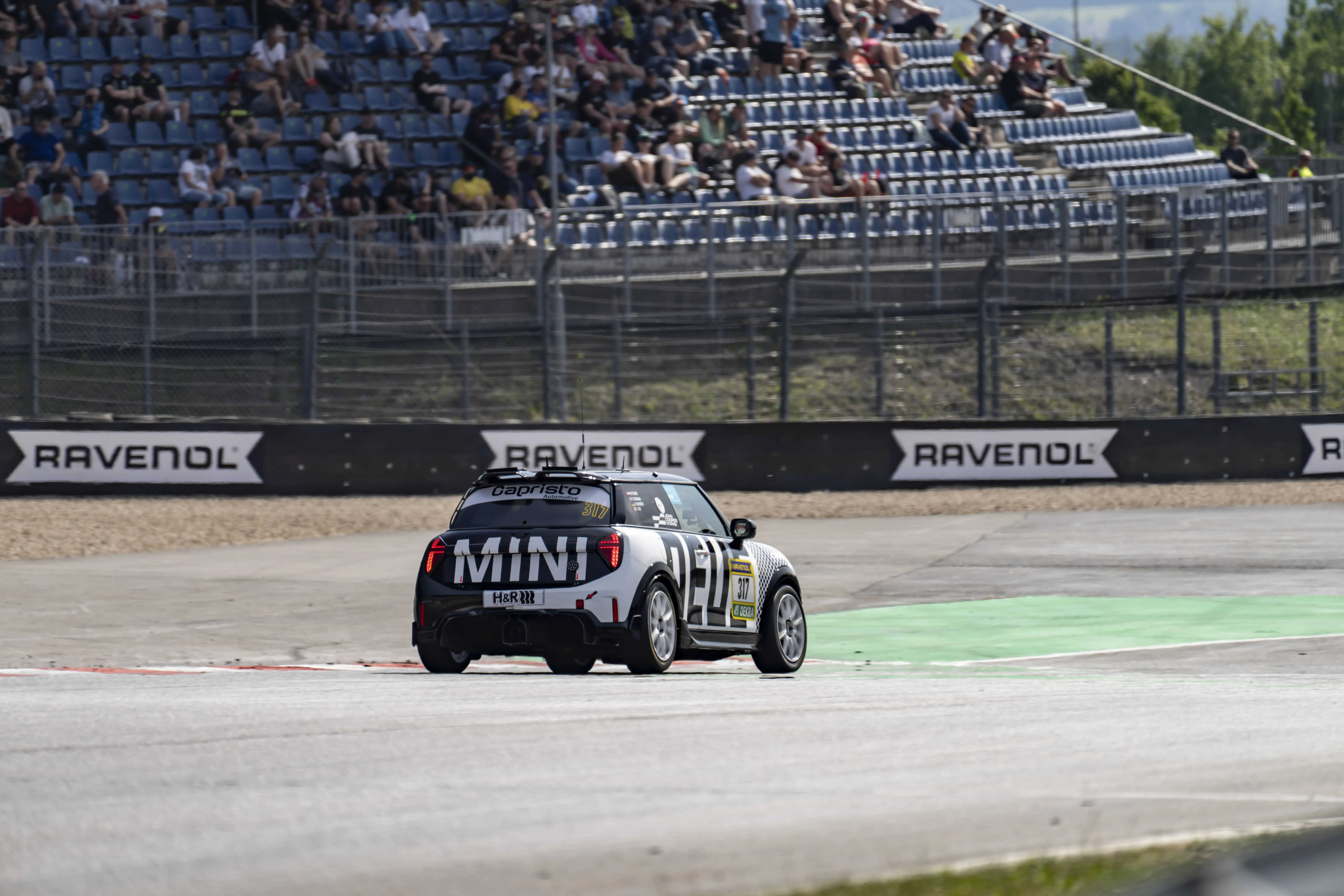 Nürburgring – MINI John Cooper Works bereit für den Härtetest beim 24-Stunden-Rennen 2025
