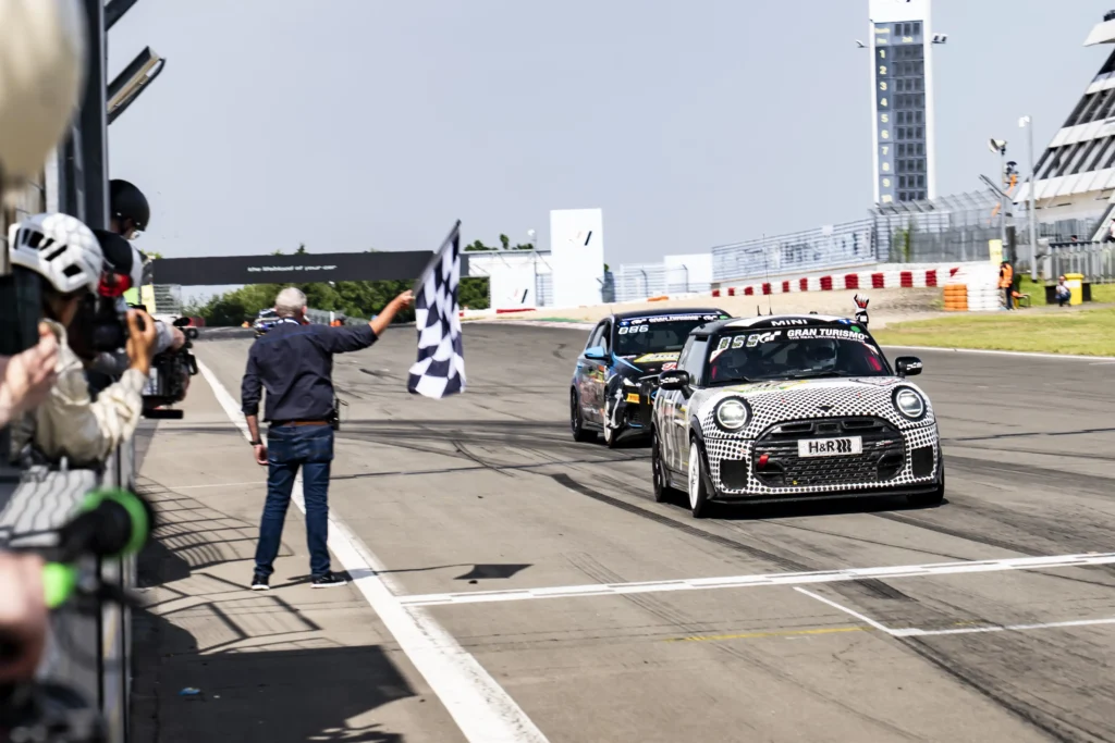 Erfolgreicher Einsatz: MINI JCW auf dem Podium beim 24-Stunden-Rennen am Nürburgring