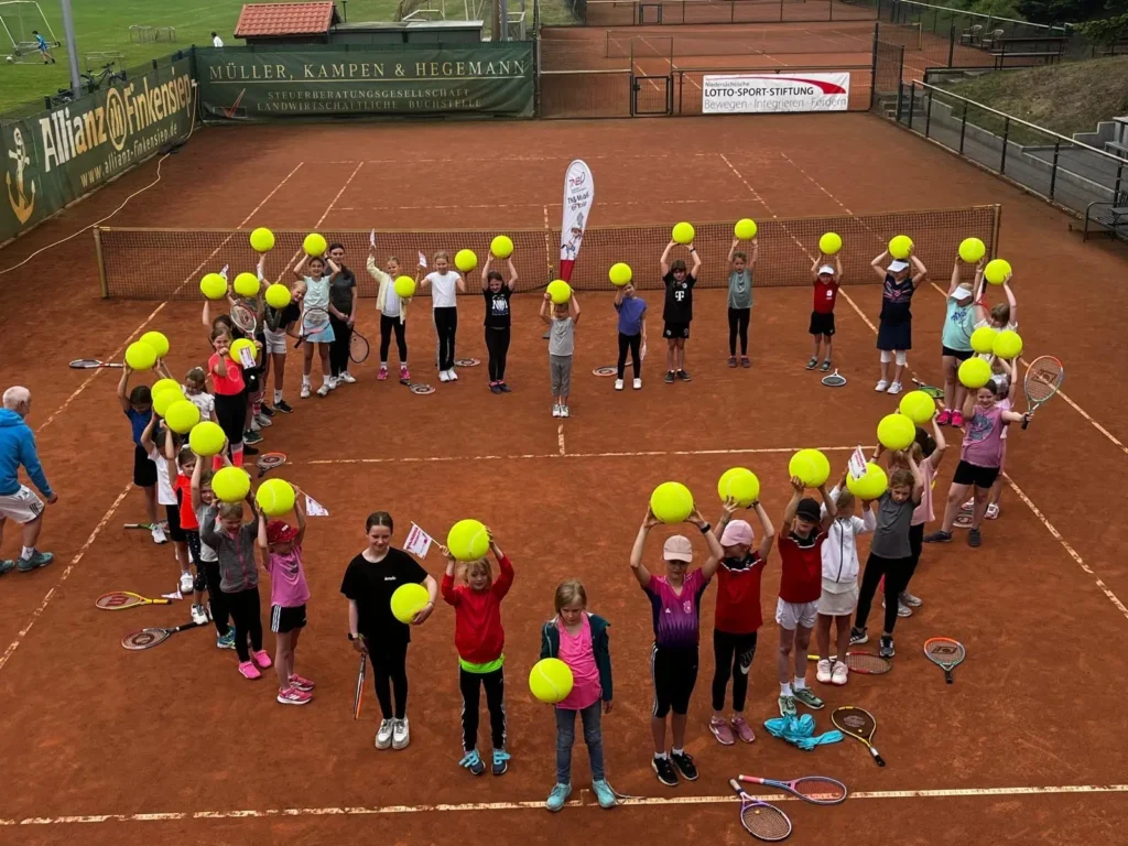 Aufschlag für Vielfalt: Tennis-Erlebnistag beim SV Neubörger begeistert über 40 Mädchen