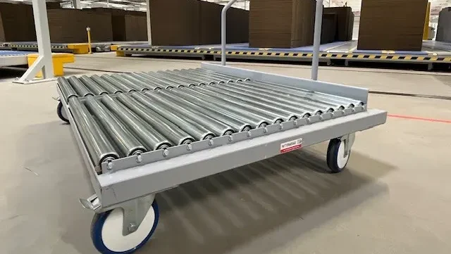 Bielefeld – Maßarbeit auf Rollen: Neuer Transportwagen erleichtert Arbeit bei PACKNERS