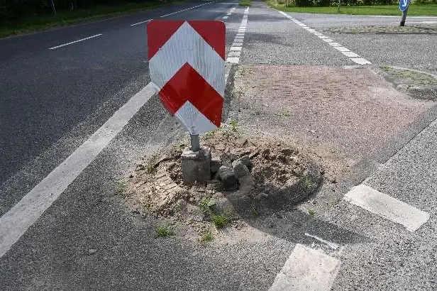 Verkehrsunfall in Nordhorn: Sattelzugfahrer beschädigt Verkehrsschild und flüchtet