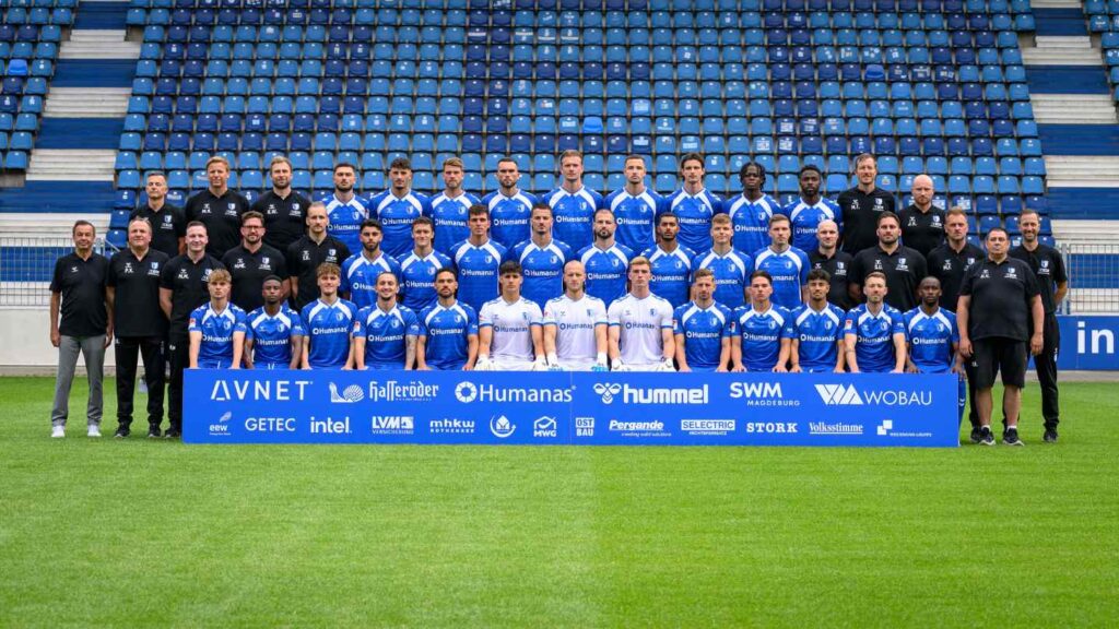 1. FC Magdeburg präsentiert neues Teamfoto zur Saison 2025/26