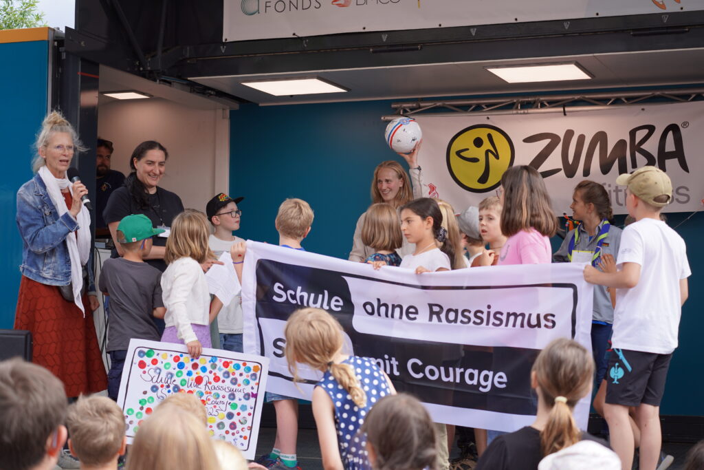 „Schule ohne Rassismus“: Holstein-Spielerin Jasmin Grosnick übernimmt Patenschaft in Schönwalde