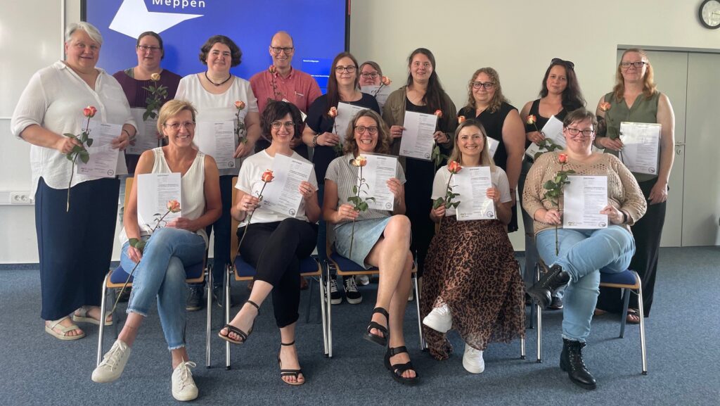 Erfolgreicher Abschluss an der VHS Meppen, 18 neue pädagogische Mitarbeitende für Grundschulen qualifiziert