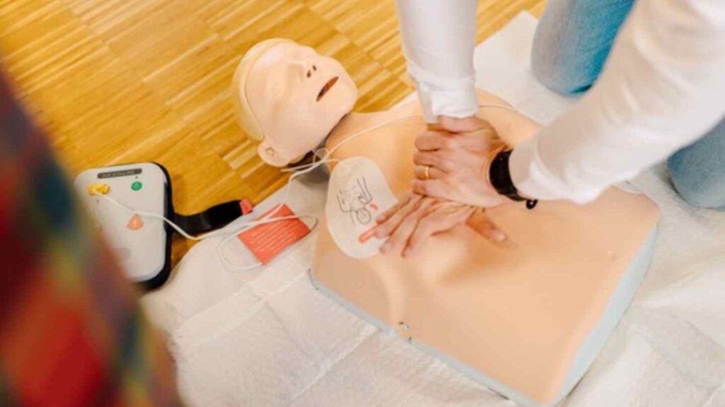 ADAC Stiftung fordert mehr Defibrillatoren an Autohöfen