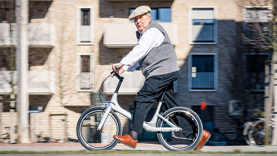 Leicht, leise, lässig – Das Laufrad für Erwachsene aus Carbon erobert die Gehwege