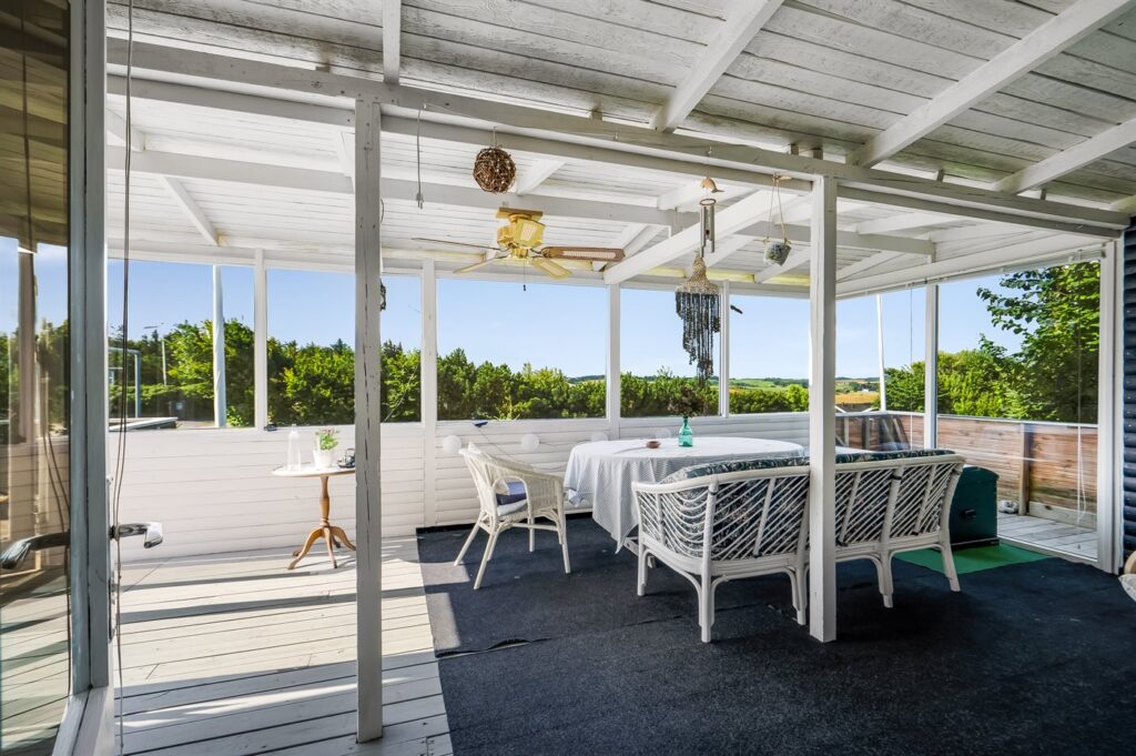 Entspannung am Fjord – Ferienhaus in Toftum Bjerge überzeugt mit Panoramablick und Wintergarten