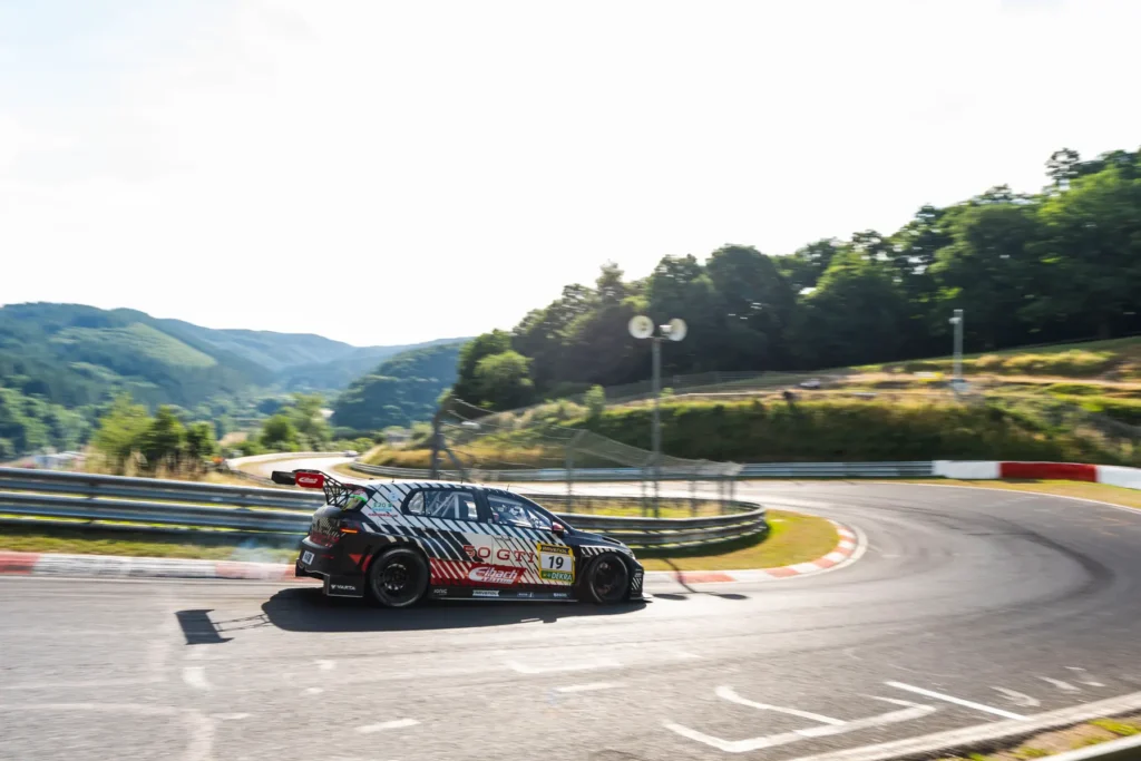 Historischer Sieg: Golf GTI gewinnt erstmals ADAC-Langstreckenrennen auf dem Nürburgring