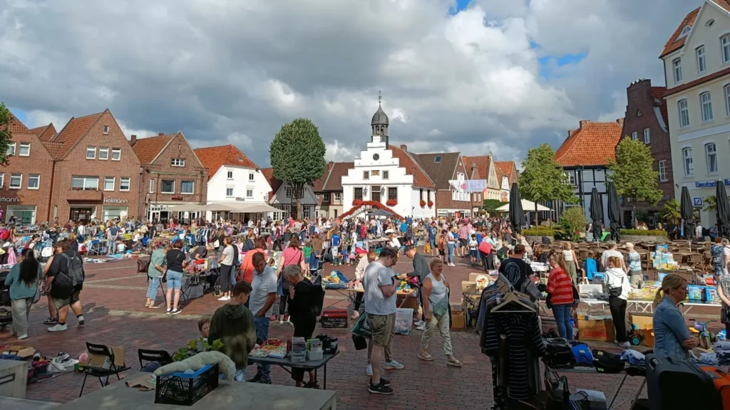Stöbern und Feilschen zum Ferienstart – Kinderflohmarkt in Lingen begeistert Besucher