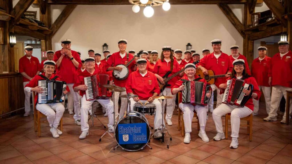Shanty Open Air am Speichersee Geeste 2025 – Besucher vor Bühne & Deich