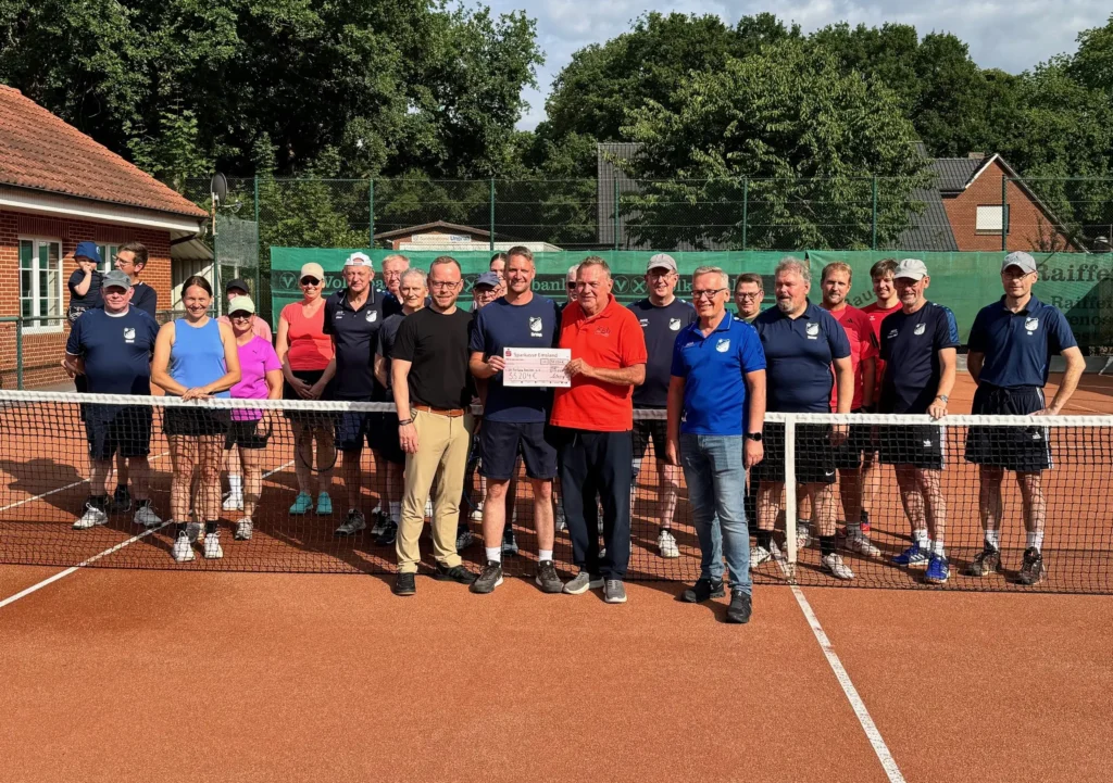 Neue Ganzjahres-Tennisplätze mit Flutlicht in Beesten eröffnet