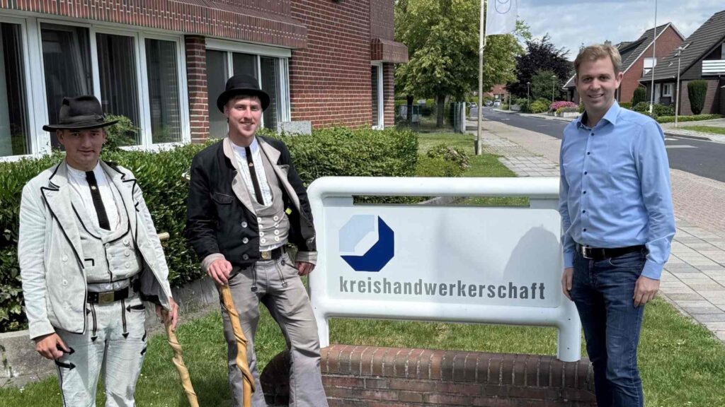 Papenburg: Wandergesellen auf Walz besuchen Haus des Handwerks