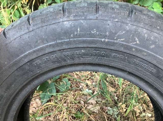 Verlorener Reifen beschädigt zwei Autos – Polizei Spelle sucht Zeugen