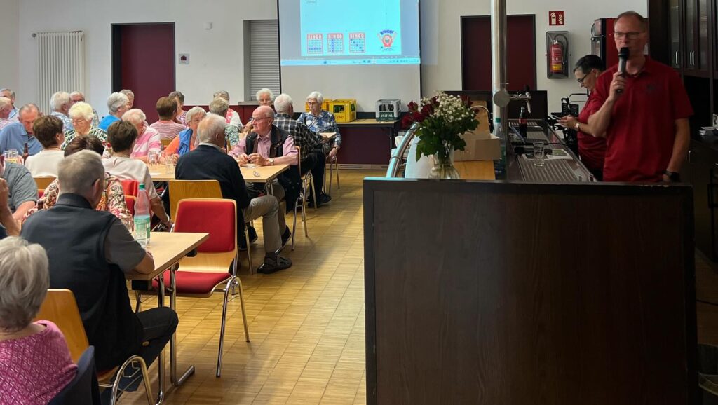 Seniorennachmittag bringt Generationen bei Kaffee, Kuchen und Bingo zusammen