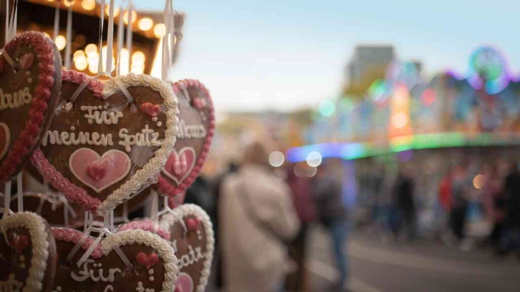 Augustmarkt in Papenburg lockt mit Fahrgeschäften, Feuerwerk und Familientag